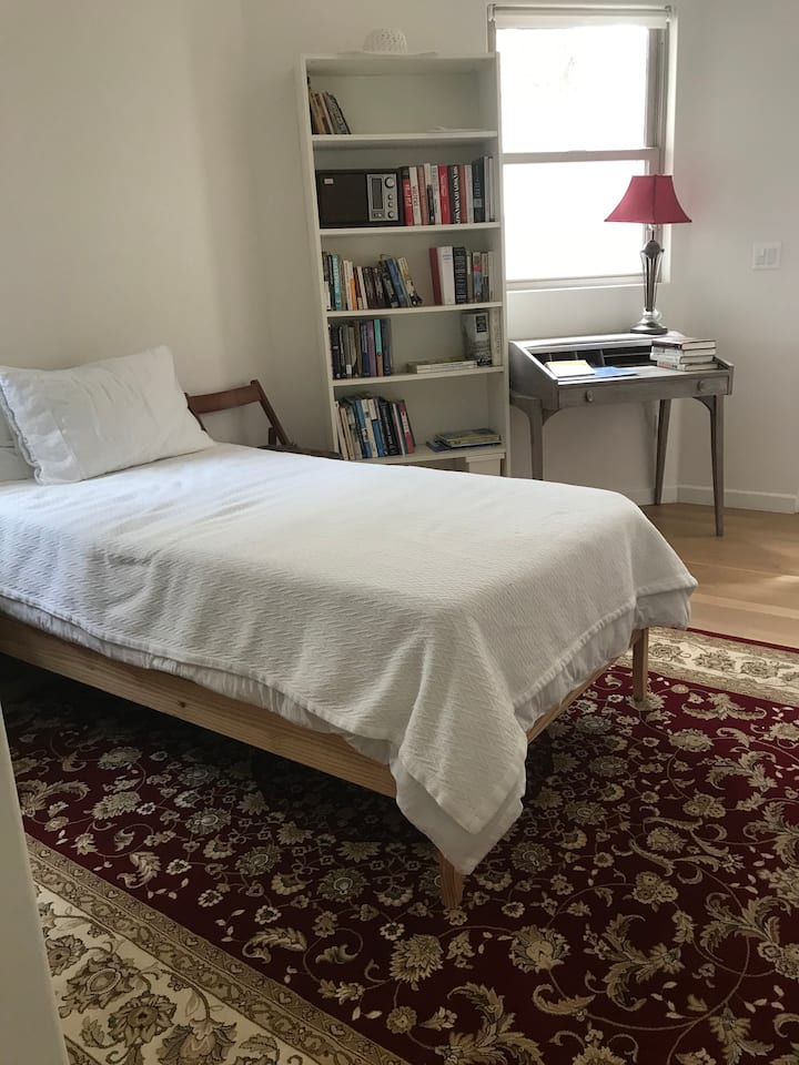 房间明亮、通风、明亮，配有小桌子、架子和壁橱空间