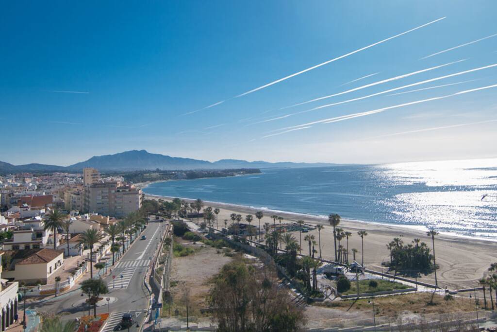 Desde la vivienda sales al paseo marítimo.