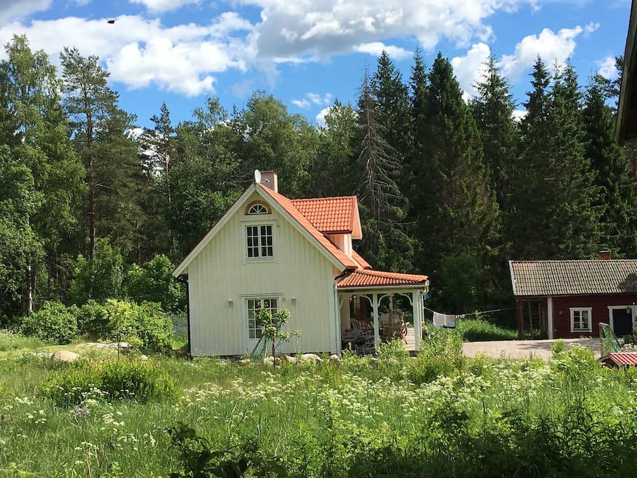 Huset från sidan / house from the side