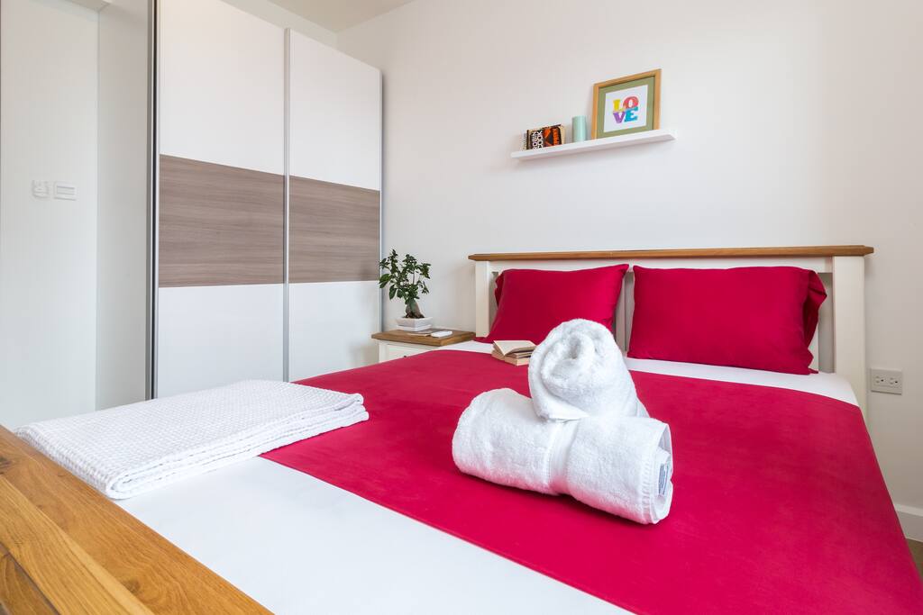 Bedroom space - with Queen-sized bed and Egyptian linens