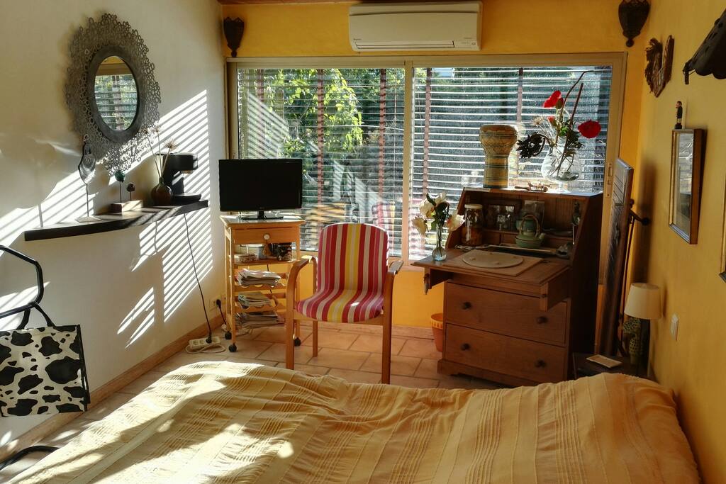 chambre donnant sur jardin,
refrigerateur,cafetiere,bouilloire,tv,wifi.