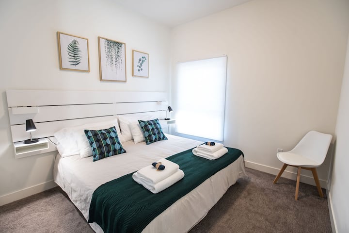 顶层卧室。

默认床型配置：加大双人床

* 2米宽双人床可分开，提供两张两张单人床供睡觉。  请在预订时提出申请