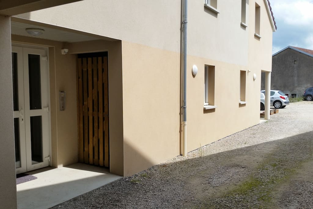 porte d'entrée.
le coffre a clefs se trouve derrière la porte en bois ( local poubelles ) sur le mur de droite