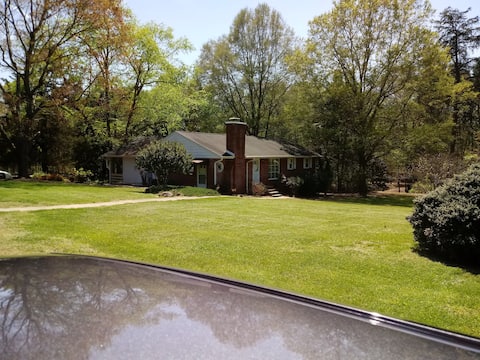 Private. Hot Tub & Movie Den. 7 mins to Airport