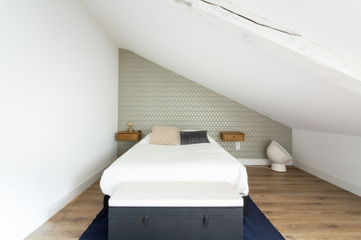 Veľká hlavná spálňa s triezvy a elegantnou výzdobou. 140 cm x 190 cm posteľ 