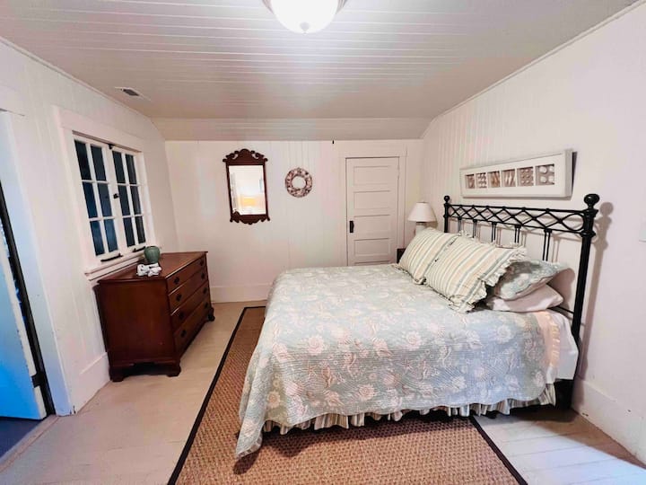 Დედოფლის ოთახის ნიჟარები, რომლებიც მიმაგრებულია შემოწმებულ ვერანდაზე