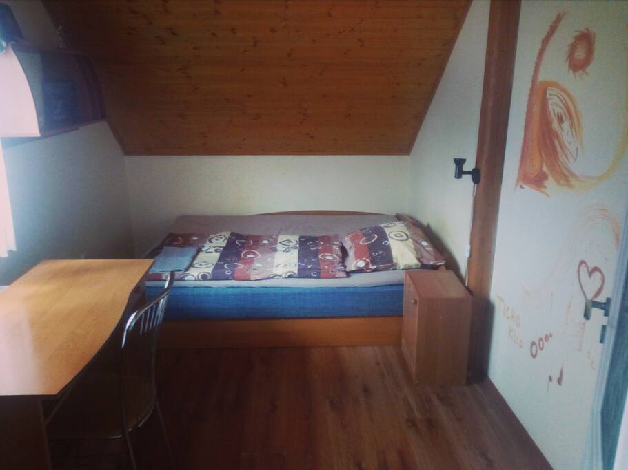 room 1 - postel, pracovní stůl