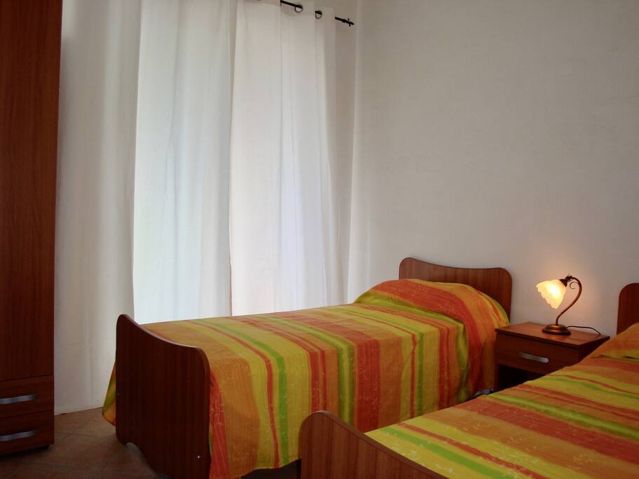 Camera da letto con due letti singoli Bedroom with two single beds