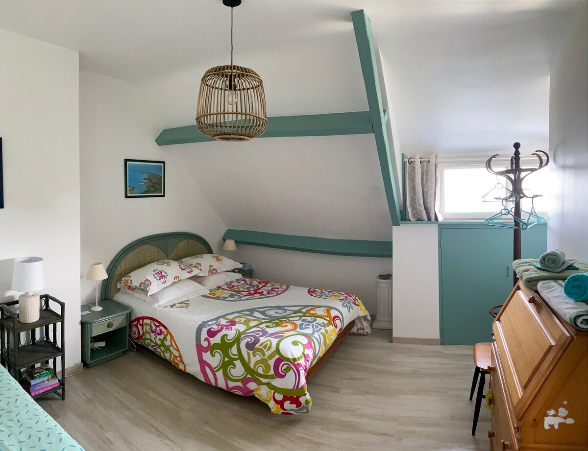 1 cama de 140 cm con vistas al mar y 4 almohadas, 2 rectangulares y 2 cuadradas 