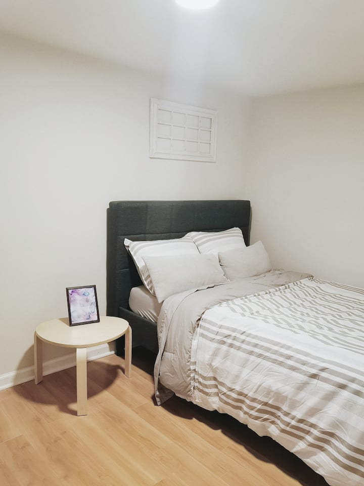 房间1. ~ 100平方英尺。配备全尺寸床和夜间装潢。 