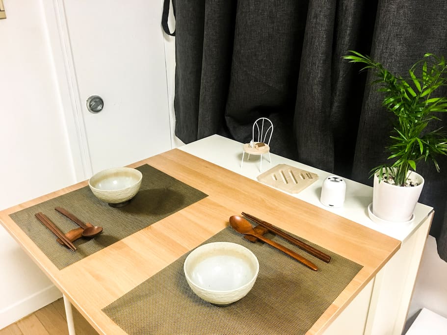 we have 2 set of dinnerware