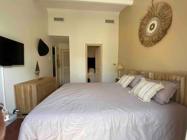 Chumba kikuu cha kulala chenye bafu la chumbani. Kabati la kujipambia, Kabati , Televisheni 