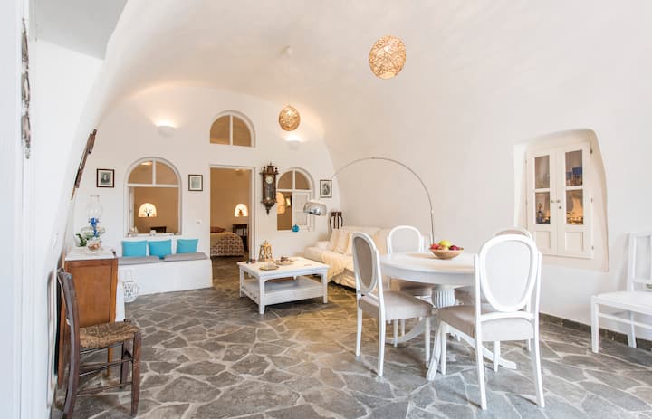 Traditional Bioclimatic Cave House - Santorini