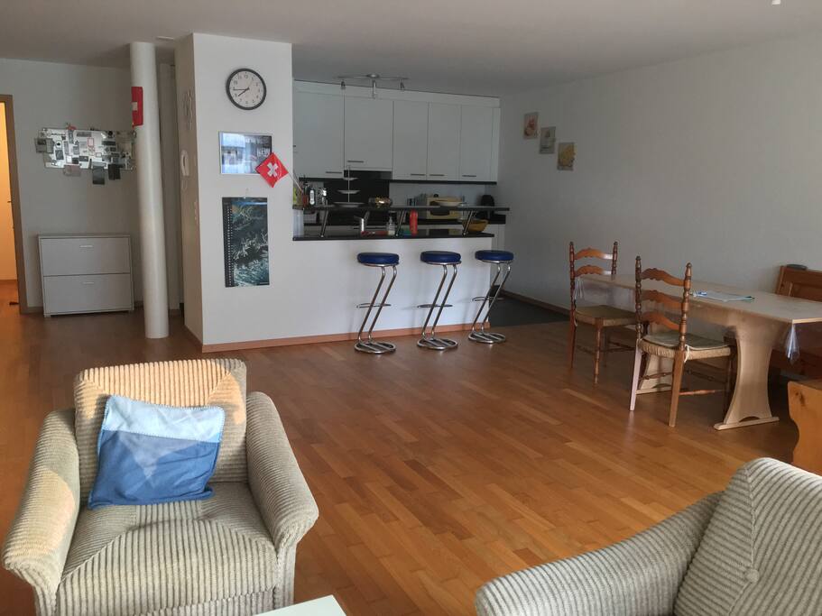 Living room, view of the bar and kitchen