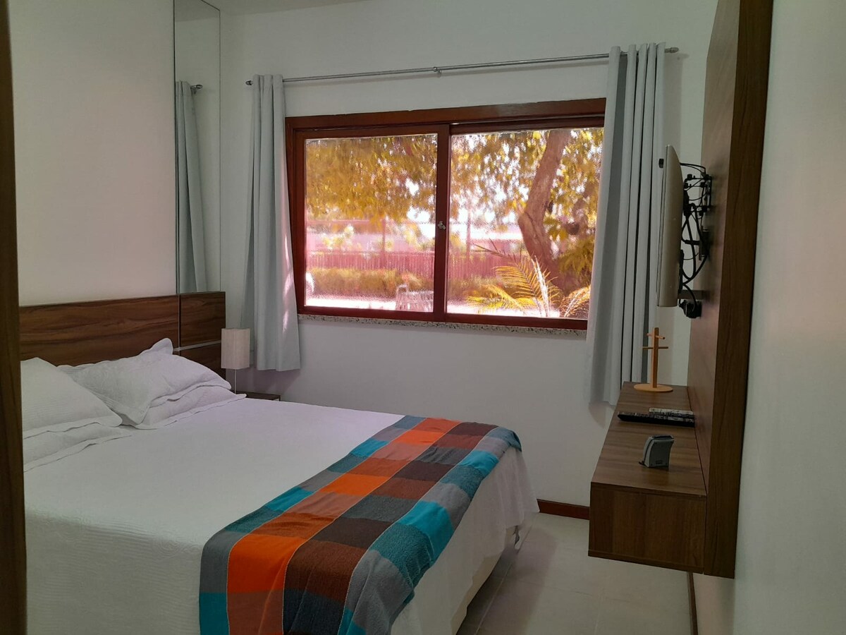 חדר שינה זוגי המשקיף למרפסת.ארון, מיטת קווין סייז, פיצול, טלוויזיה וחדר רחצה פרטי.