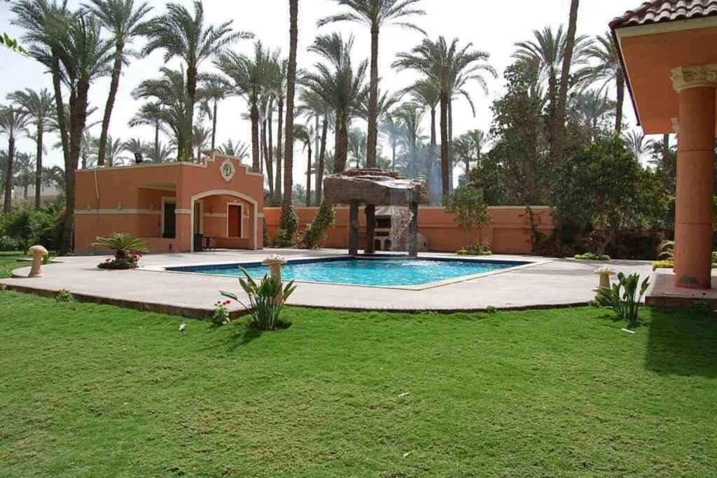 Side view of the garden and the bungalow