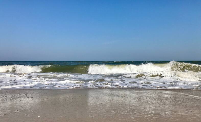 "Coastal Dreams" 2 BR Bedrooms sleeps 4