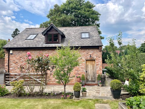 Spacious Garden Studio in Stunning Lymm village