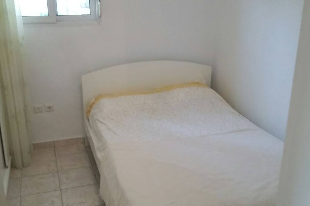 Κρεβατοκαμαρα με ένα διπλό κρεβάτι bedroom with a double bed