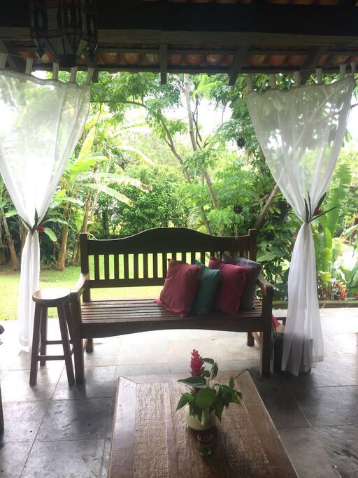 Sacada com vista para o jardim