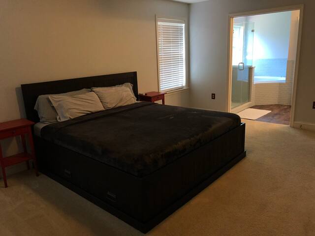 Private Master Bedroom w Bathroom, King Size Bed