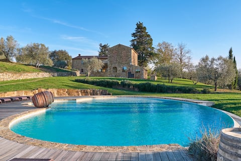 Gorgeous stone-built villa with pool by Vacavilla