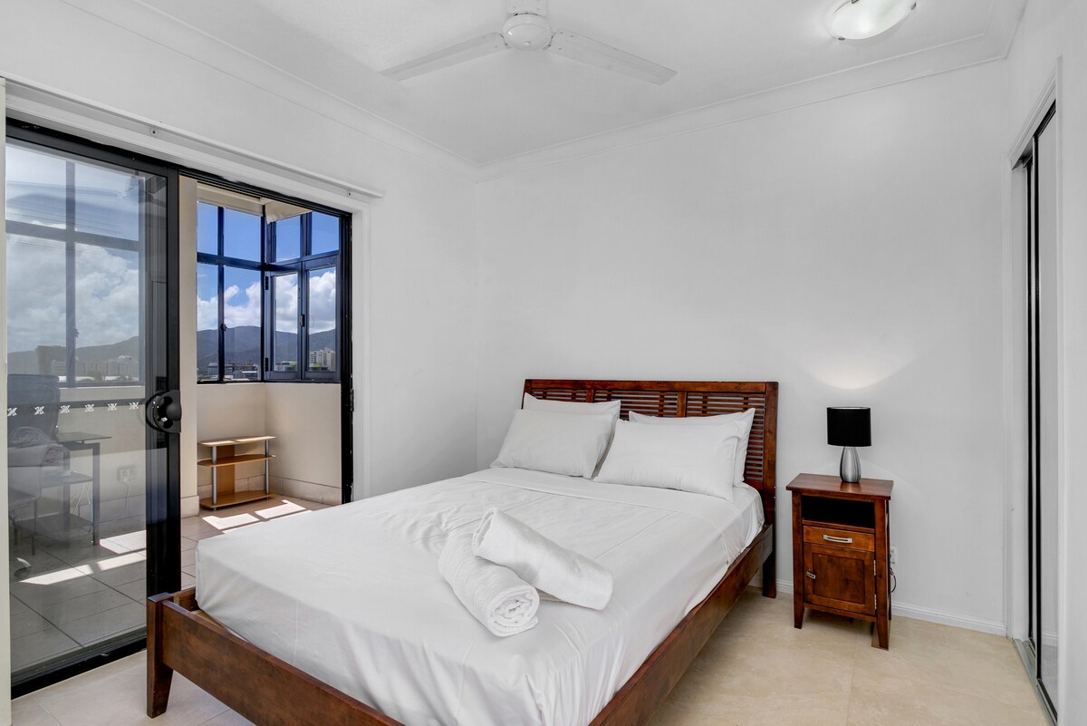 בחדר שינה משני יש מיטת קווין סייז, מלתחה קטנה עם מראה וחדר שיזוף צמוד המשמש כמשרד
