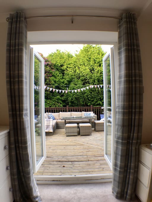 Own entrance to the room
