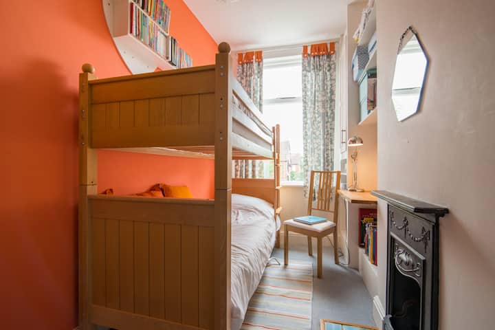 双层床是两张单人床。 每个尺寸为6英尺5英寸（ 1.95米） ，因此可轻松容纳大多数成人。