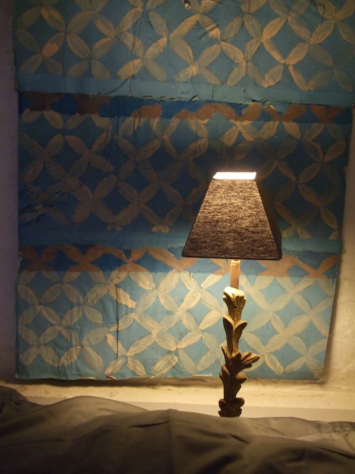Trompe l'oeil à la tempera, pied de lampe en bois doré.