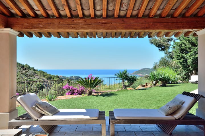 French Riviera Villa with pool and sea view