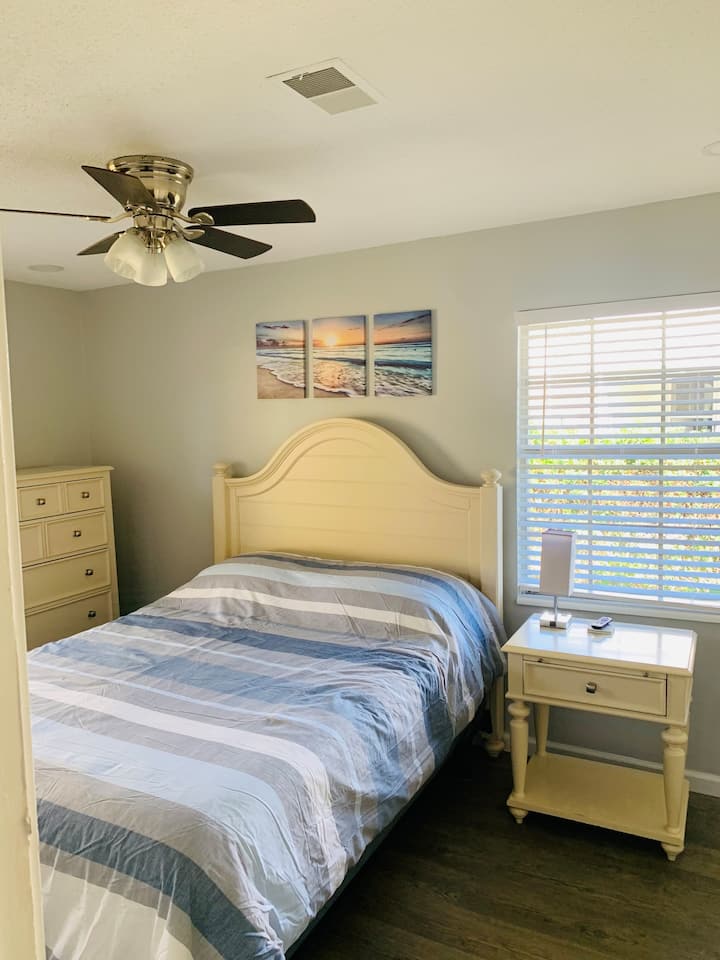 Chumba cha kulala 1 : kitanda cha ukubwa wa malkia, kifua cha droo, msimamo wa usiku, mwanga na kituo cha malipo. Ukuta vyema Smart 46 inch TV  5 ft chumbani , Private bafuni na kutembea katika kuoga. 