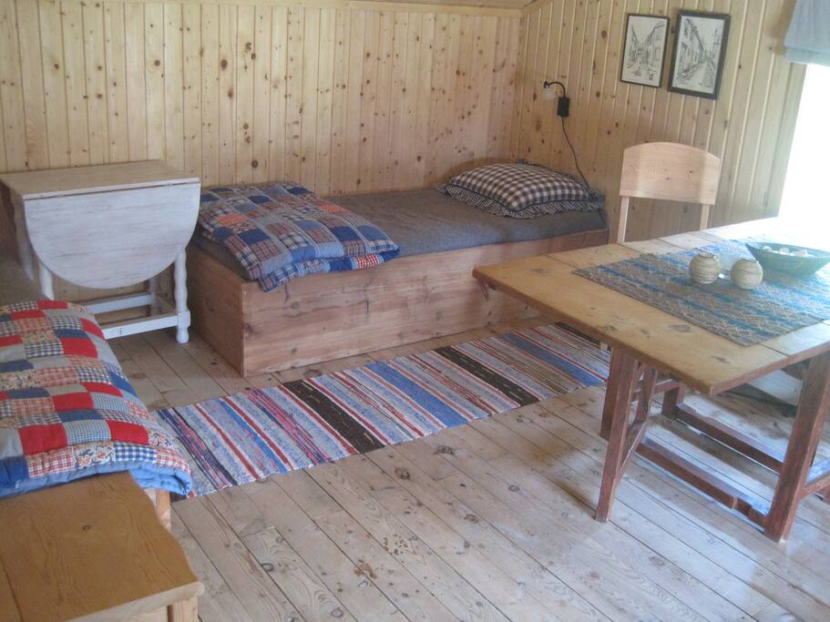 To av sengene (eget rom).
