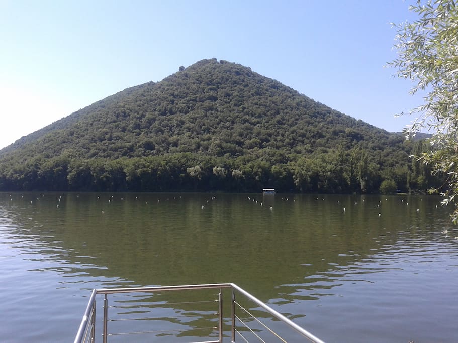 Pontile pubblico sottostante con accesso al lago