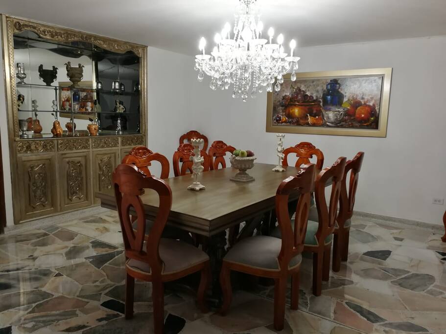 Espacio de comedor nuevo y moderno