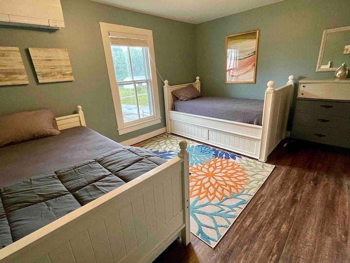 Dhoma e gjumit 5, dhoma blu, me krevat dopio, dopio dhe trungje dopio.