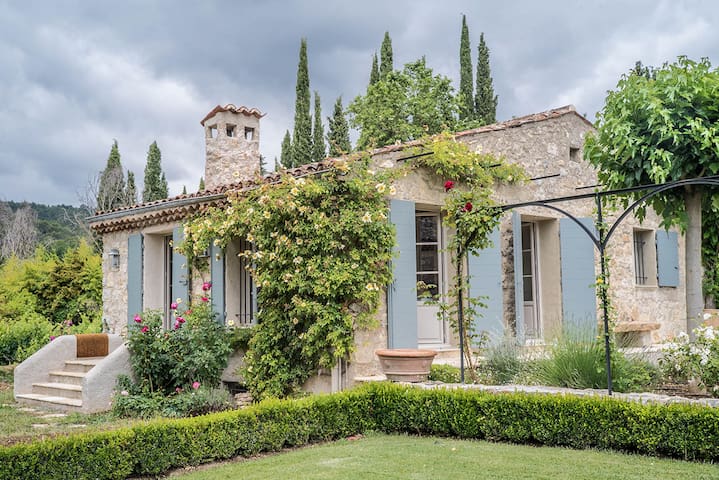 “La Roseraie“, mas dans domaine provençal 2,5ha