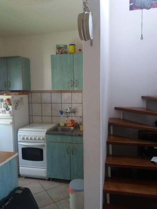 Kuhinja koja je u sklopu dnevne sobe i trpezarije