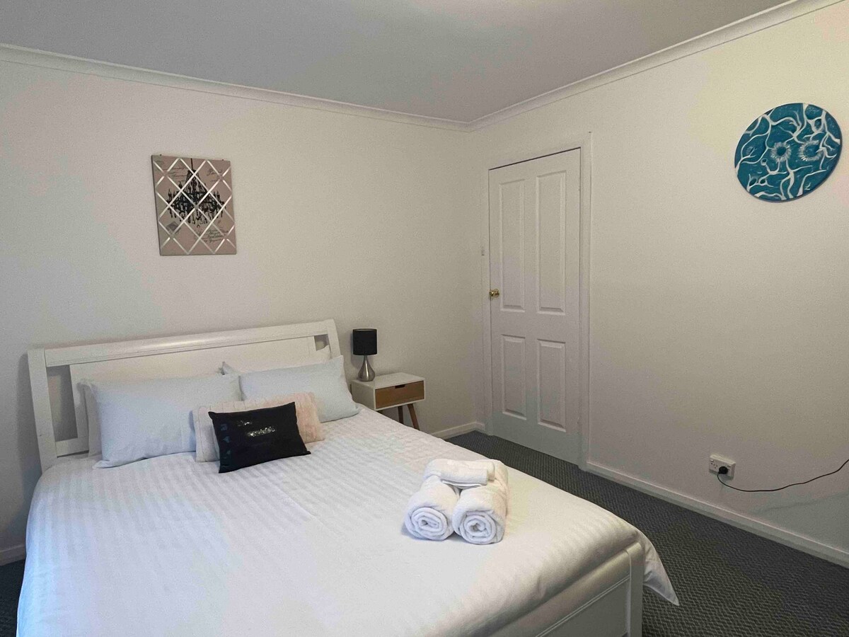 享受主卧的宽敞，配有步行浴袍和隐蔽的办公室。 使用提供小电视，营造您自己的空间和频道选择之夜。 