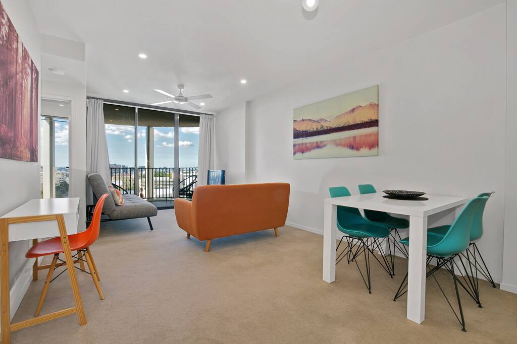 Lounge/Dining