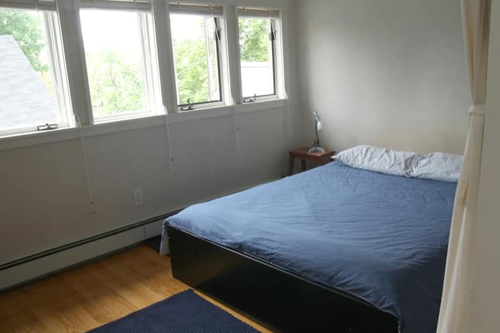 Banka s 5 spavaćih soba s prozorima koji gledaju na vrt.