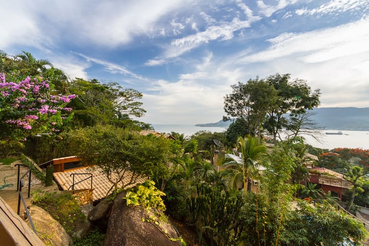 Charming bungalow, view and jacuzzi!