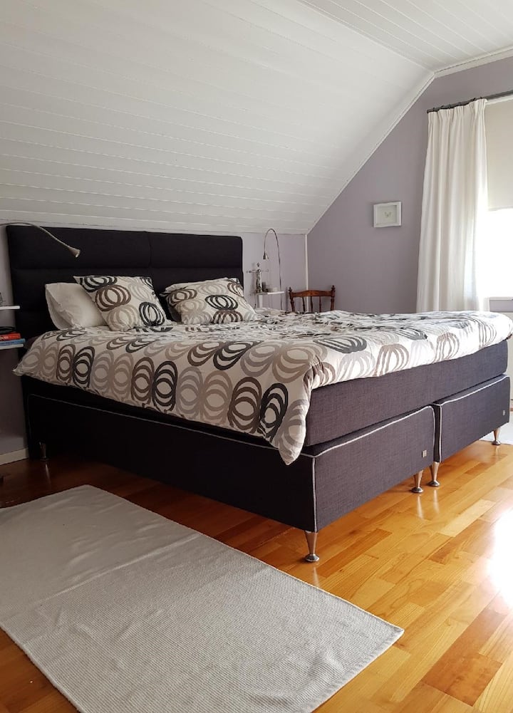 Spálňa s manželskou posteľou 180