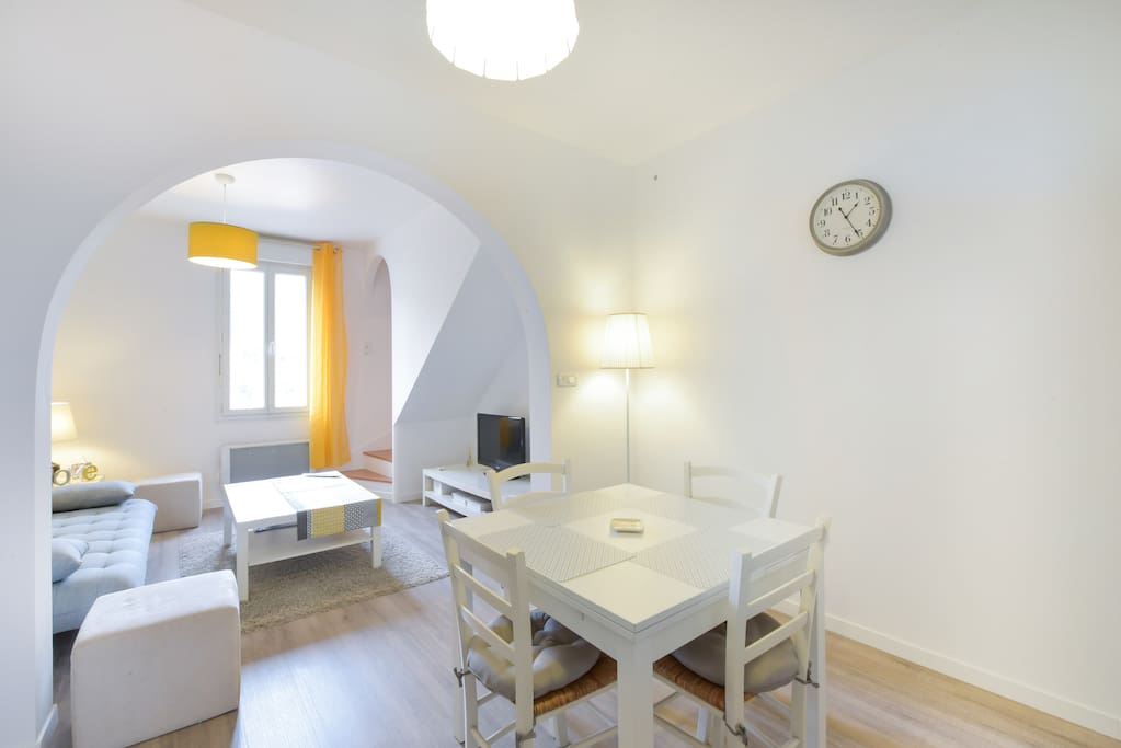 Séjour avec table pour 4 personnes (voire 6 personnes avec rallonge)