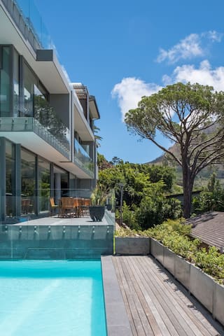 Luxury Villa Higgovale 360° Views | solar backup