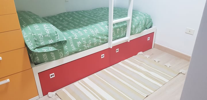 Druhá spálňa. Má poschodovú posteľ ideálnu pre deti. Má veľkú úložnú kapacitu, ako aj vstavanú skriňu, kde sú aj vešiaky.