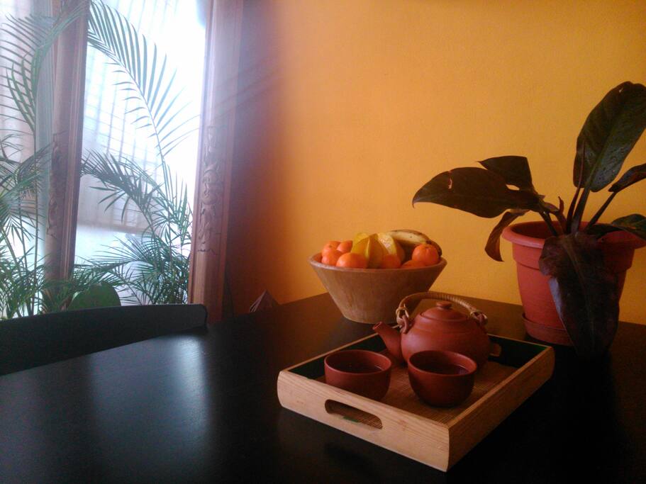 Una mesa para compartir buenos momentos y exquisitas recetas...nos gusta mucho cocinar en la casa.