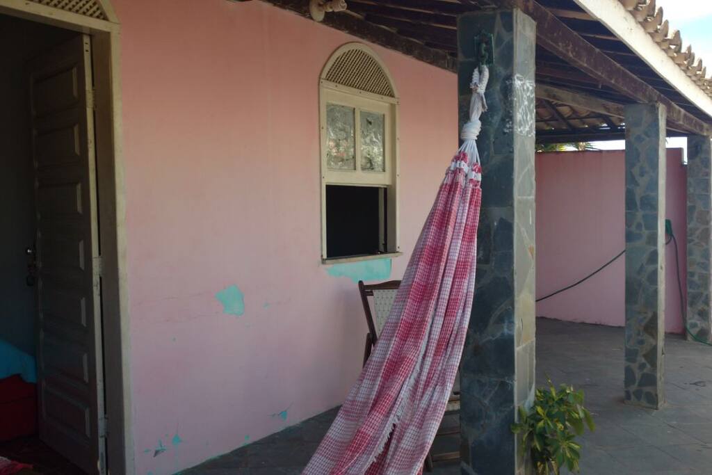 Varanda frontal da casa. Espaço para 3 redes.