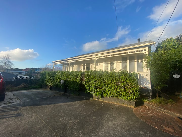 Cute three bedroom villa Houses for Rent in Helensville, Auckland