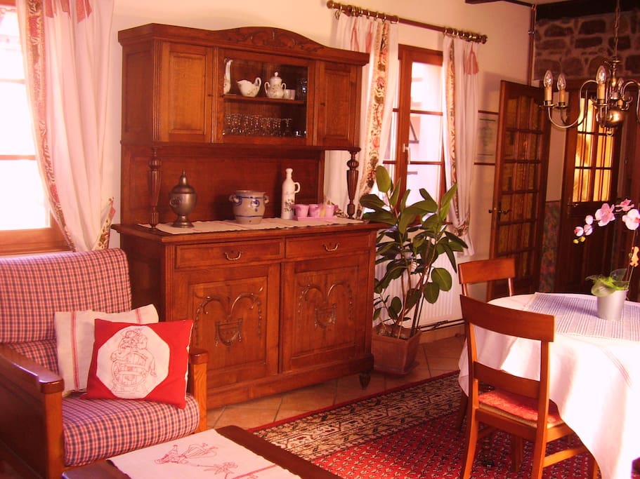 Meubles de salon et s.à manger .dans la pure tradition alsacienne